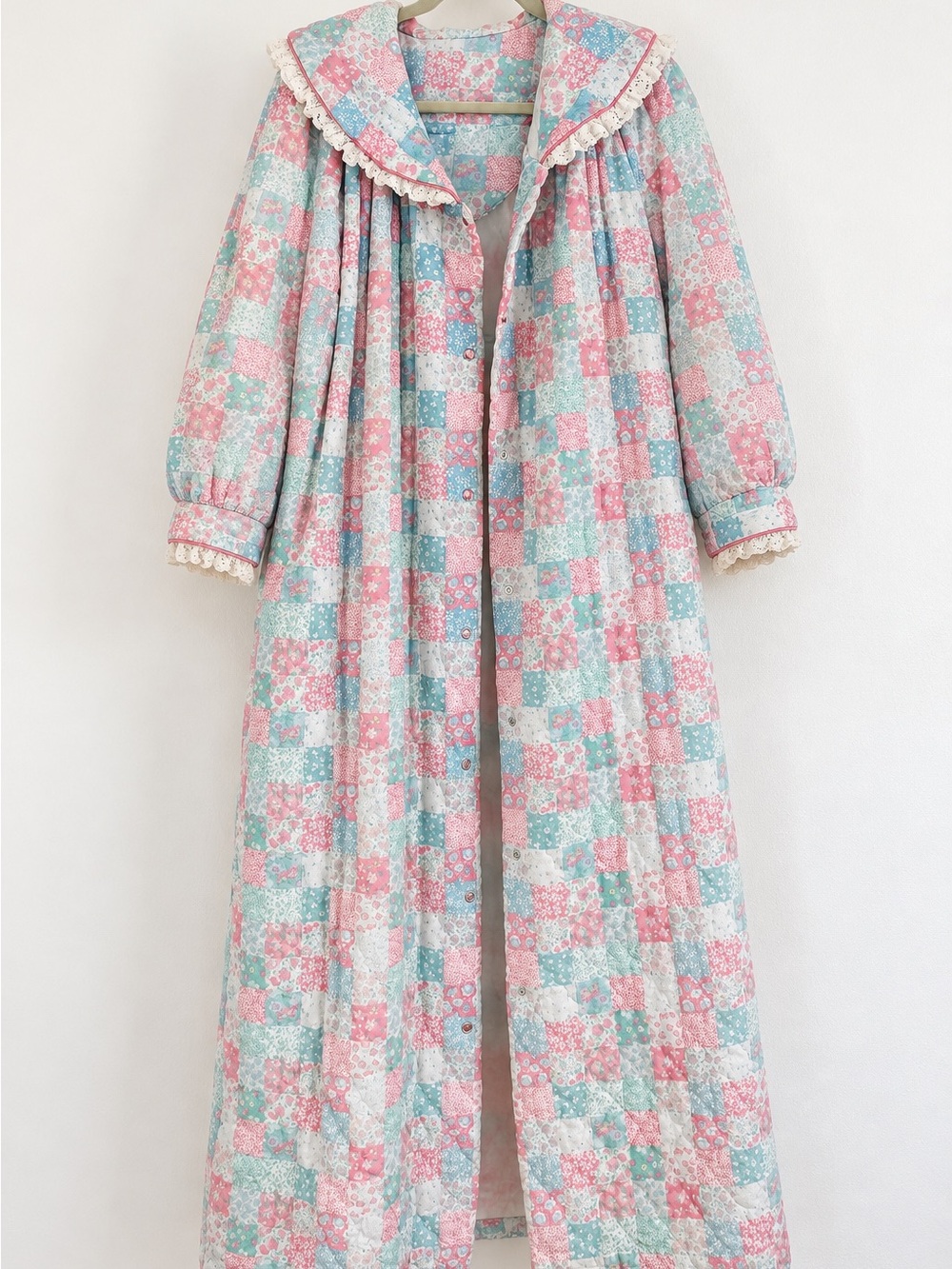 Vintage 70s 80s Quilted Patchwork Housecoat Robe Floral Lace Collar Cottagecore
